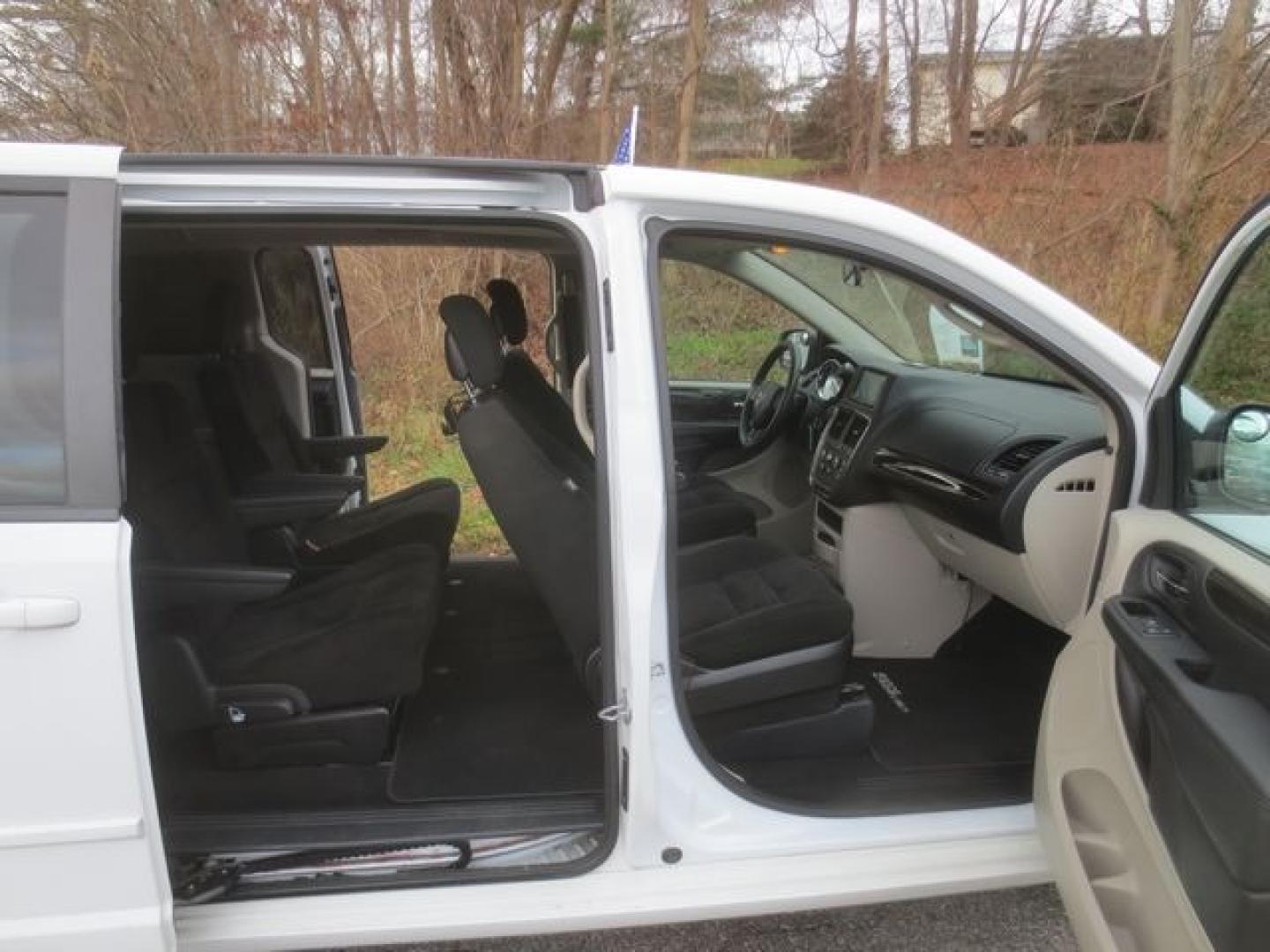 2016 White /Black Dodge Grand Caravan SE (2C4RDGBG5GR) with an 3.6 liter V-6 engine, Automatic transmission, located at 270 US Route 6, Mahopac, NY, 10541, (845) 621-0895, 41.349022, -73.755280 - Photo#11